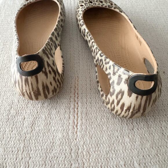 Crocs Cream + Brown Cheetah Print Kadee Ballet Flat Shoe Size 10 Animal Print - Picture 5 of 7